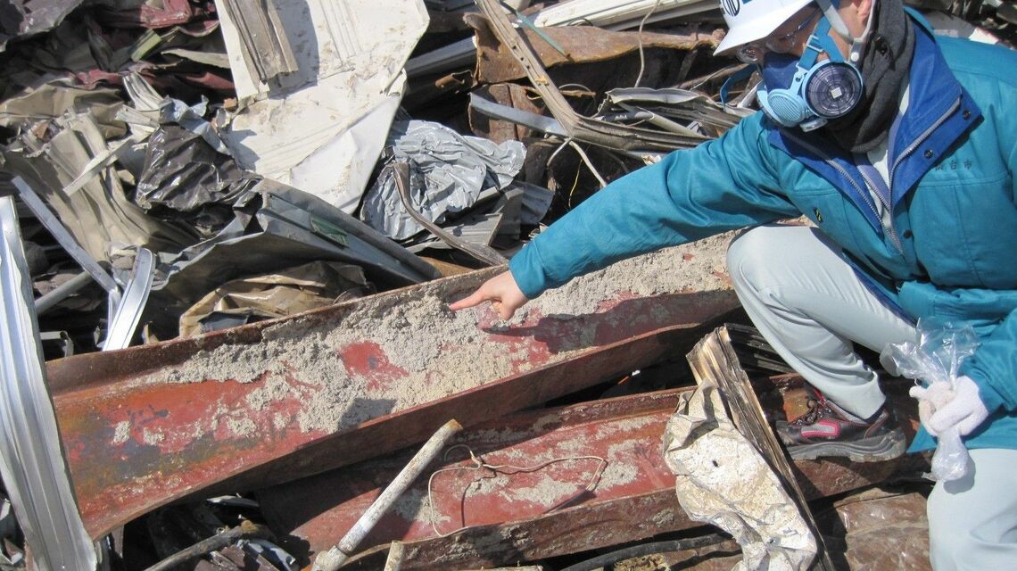仙台市の災害廃棄物仮置き場で鉄骨の吹き付け材からアモサイト（茶石綿）が見つかった。出所は市による被災建物の公費解体現場。2012年1月のもの（情報公開請求で仙台市から入手）