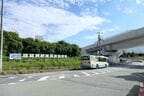 坂の下から見た病院の建設予定地
