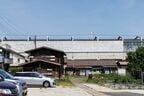 空き地が目立つ新田駅西側。古い木造家屋の向こうに