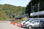駅の外は道路が1本通るのみ