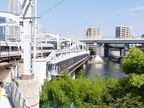鉄道橋である隅田川橋梁に添架した