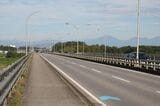 現在の柳田大橋（2025年8月18日7時26分）。ライトライン開業前の渋滞がウソだったかのように両車線とも交通量が激減している（筆者撮影）
