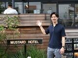 マスタードホテルの前に立つ小田急エリア事業創造部の向井隆昭氏（記者撮影）