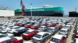 江蘇省連雲港で輸出されるのを待つ大量の自動車。中国は、今年自動車輸出で世界一になる見込みだ（写真：CFotoアフロ）