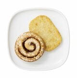 イケアのロングセラー商品であるシナモンロールに、ハッシュドポテトがついた「モーニングAセットは、現在100円で提供されている（写真：イケア提供）