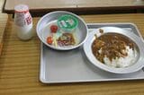 カレーや牛乳（筆者撮影）