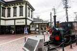 伊予鉄市内線の道後温泉駅。駅前には「坊っちゃん列車」（撮影：鼠入昌史）