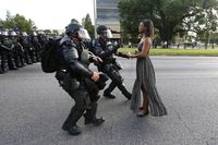 警官隊の前に立つ黒人女性の写真に大反響