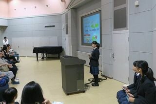 学園祭のときに中学1年生は「自己理解」、2年生は「職業研究」、3年生は「学問研究」、高校1年生では学年の代表が「自分の将来ビジョン」をテーマに1人10分間のプレゼンテーションを行う