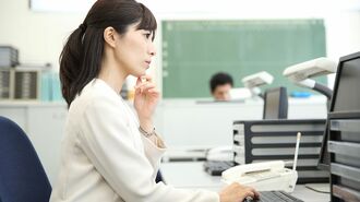 デスクで悩む教師のイメージ
