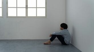 暗い部屋で落ち込む男の子