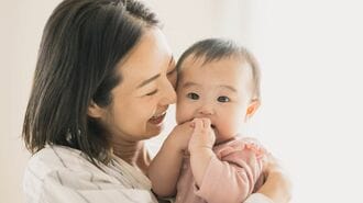 赤ちゃんを抱っこする笑顔の母親