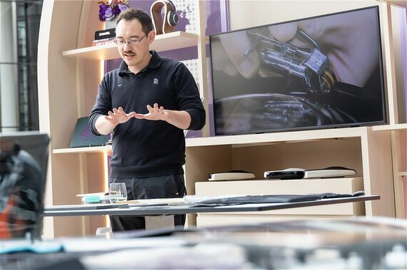 ロールス・ロイスのものづくりを説明するフェリス氏