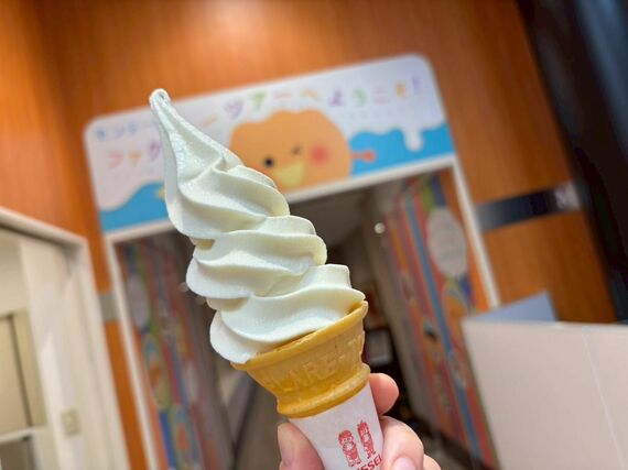 美濃加茂工場ほかにて販売されている低温殺菌牛乳のソフトクリーム（筆者撮影）