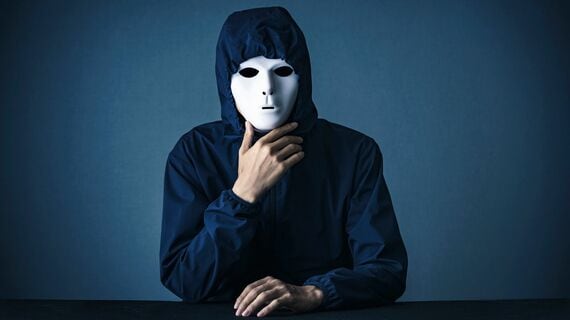 仮面をかぶった男性のイメージ