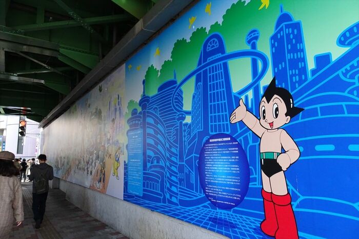 高田馬場ガード下に描かれた「鉄腕アトム」の壁画