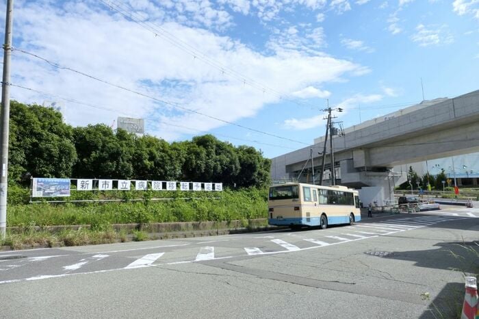坂の下から見た病院の建設予定地