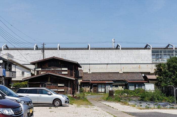 空き地が目立つ新田駅西側。古い木造家屋の向こうに