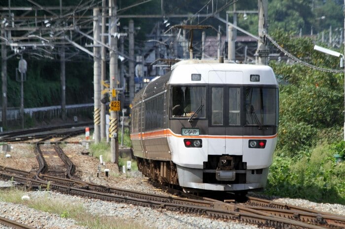 スイッチバックで知られる篠ノ井線姨捨駅付近を走る