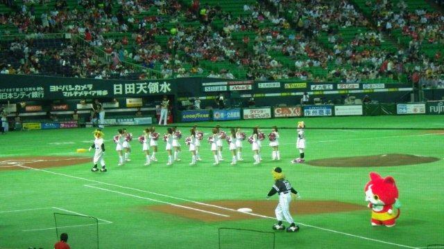 ゲーム開始前のチアパフォーマンス