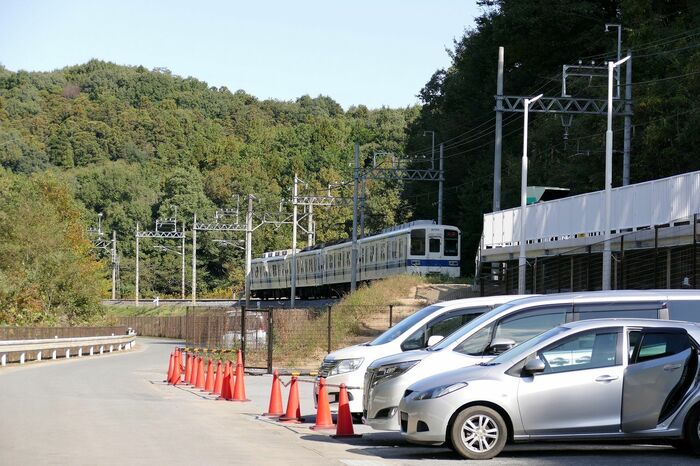 駅の外は道路が1本通るのみ