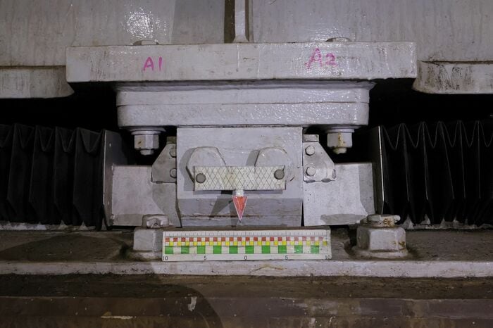 緩衝桁につけられたゲージ。車両が通過しているので