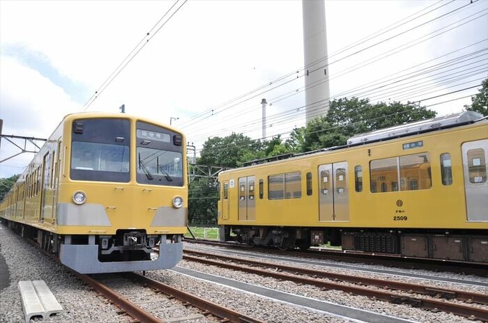 黄色い塗装の仲間、2000系（右）と並ぶ