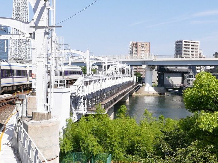 鉄道橋である隅田川橋梁に添架した
