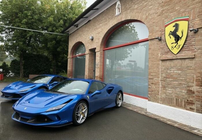 テストドライブへ出発するのを待つF8トリブート