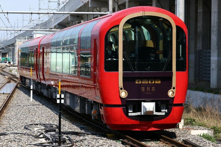 えちごトキめき鉄道に登場した観光列車「えちごトキめきリゾート雪月花」（撮影：尾形文繁）