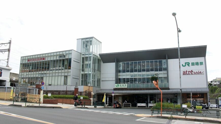 山手線・田端駅の北口駅舎。駅ビルは「アトレヴィ田端」（筆者撮影）