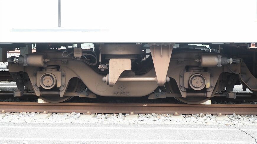 先頭車両のモーターなし台車。一時期の西武車両の標準的な台車だ（記者撮影）
