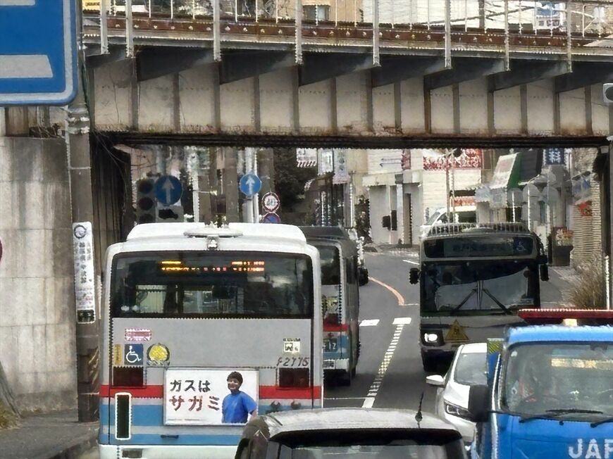 通勤車両や路線バスで混雑しがちな駅周辺の道路（筆者撮影）