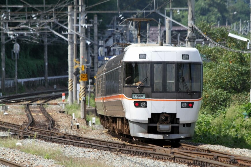 スイッチバックで知られる篠ノ井線姨捨駅付近を走る383系「しなの」（撮影：南正時）