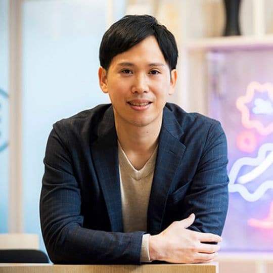 株式会社 FiNC Technologies CTO 篠塚 史弥さん／2012年東京大学工学部システム創成学科卒業、2014年東京大学大学院学際情報学府総合分析情報学コース修了。大学院修了時、FiNCにジョイン。第一号エンジニアとしてファーストサービスの立ち上げから現在に至るまでのサービス全般の設計、開発、保守、運用に携わりFiNCの成長を支えるほか、エンジニアチームの採用、教育、マネジメントを行う。2020年4月、CTOに就任。アプリ・サービスなどの事業で取得したライフログ（個人の健康データ）に対し、デジタルテクノロジーを駆使したソリューションの提供を担う（写真：エンジニアtype編集部）