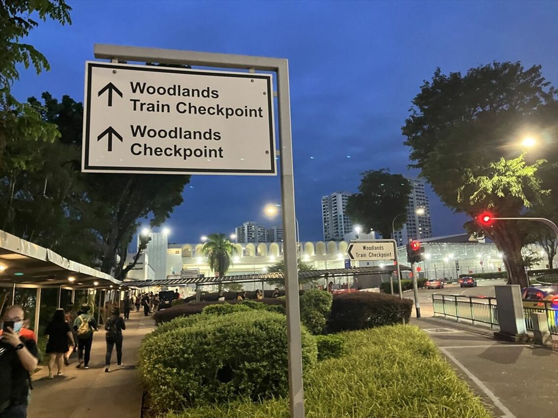 シンガポール、ウッドランズ駅への案内標識。この先