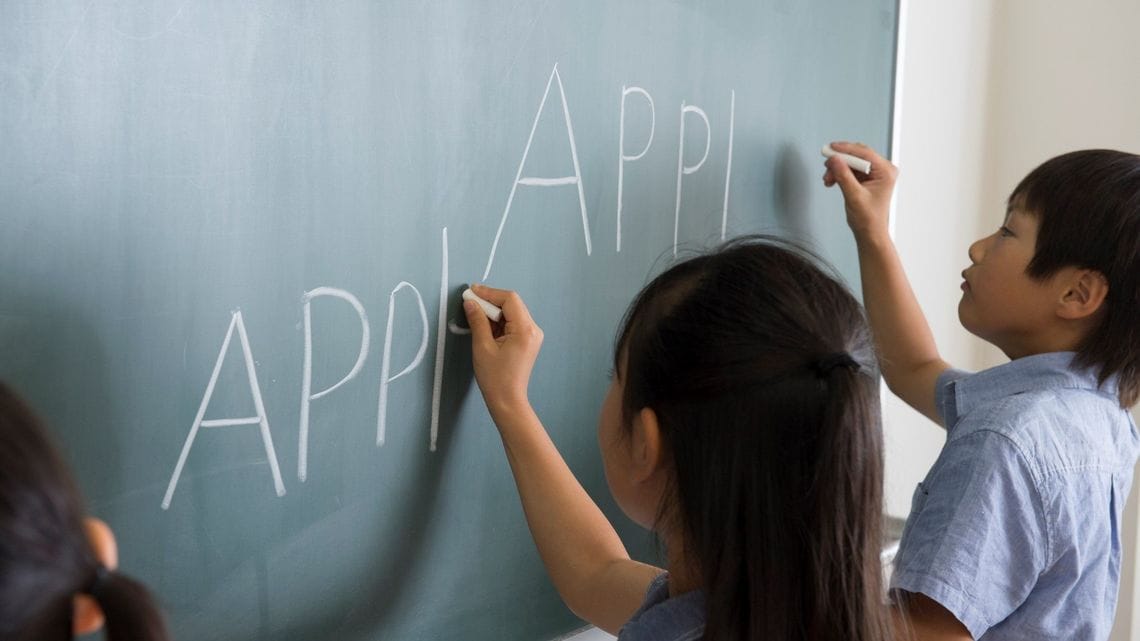 英語ガイドする小学生 に学ぶ言語習得8原則 英語学習 東洋経済オンライン 経済ニュースの新基準