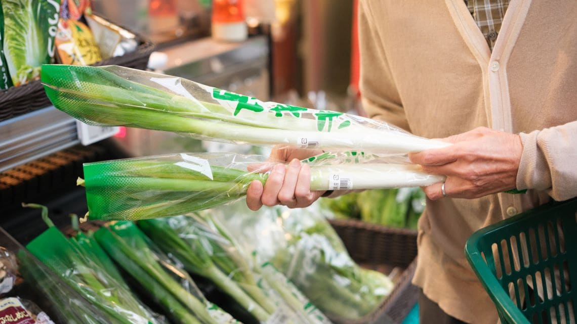 買い物をしているイメージ写真
