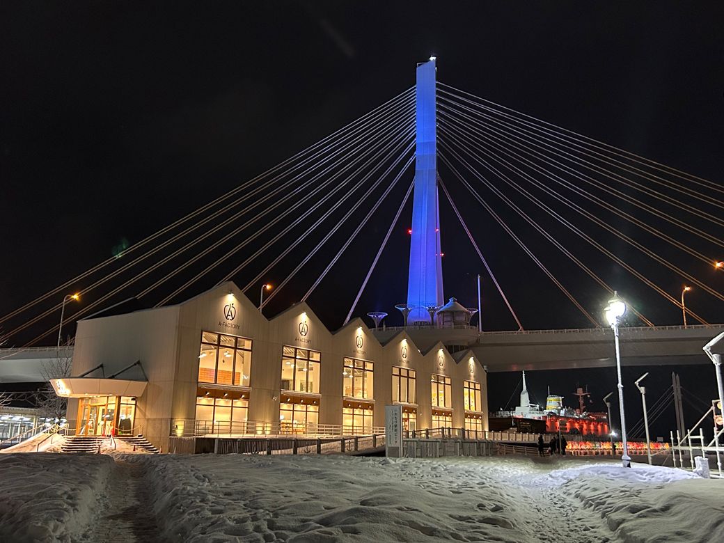 旅の締めは青森駅近くにあるA-FACTORY内のガレッテリア ダ・サスィーノでガレットを。右奥には青函連絡船の八甲田丸が見える（筆者撮影）