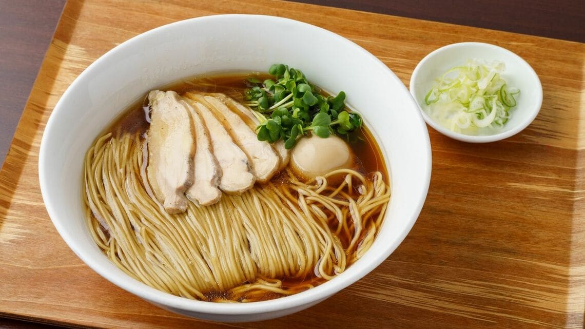 「ル・デッサン」の「岩手ほろほろ鳥だしのしょうゆラーメン」（1600円）。増田さんのスペシャリテだ（筆者撮影）