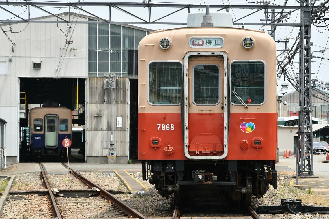 車庫で休む7861形。左奥には青胴車の姿が見える（筆者撮影）