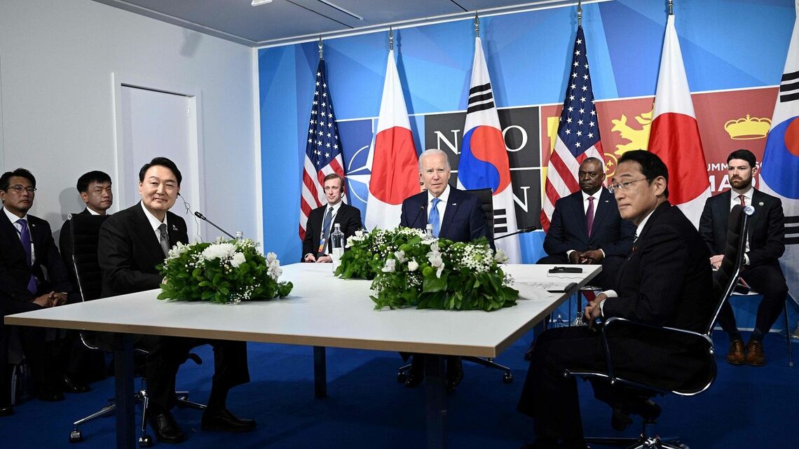 NATO首脳会議ではすでに尹錫悦大統領(テーブル席・左)と岸田首相との対面も実現(写真:時事通信)