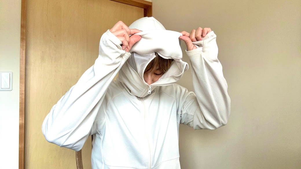 裏返っているツバを調整している様子