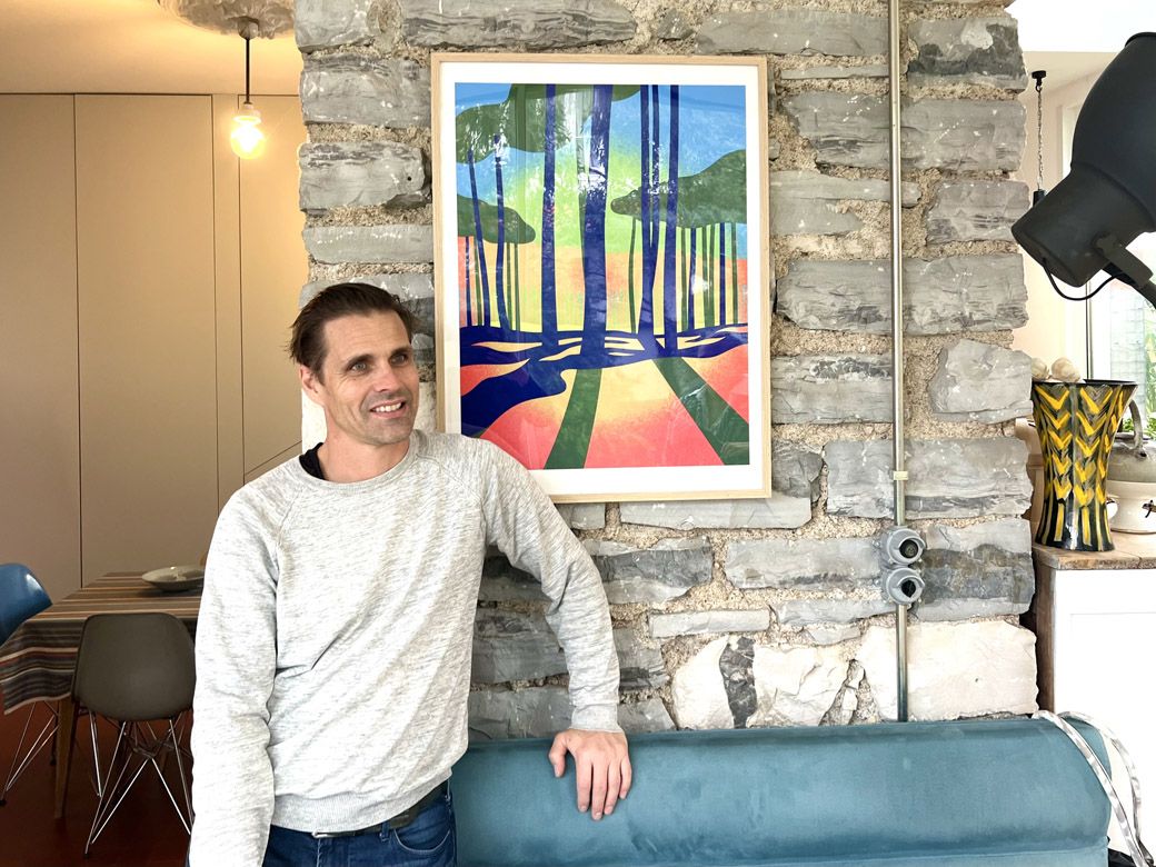 松の並木の絵の前にいるアントニーさん