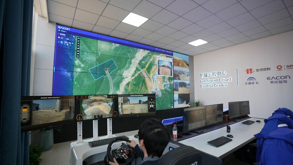 イーコンは自動運転車両とともに遠隔運行管理システムの開発も手がける。写真は同社のシステムを導入した指令センター（イーコンのウェブサイトより）