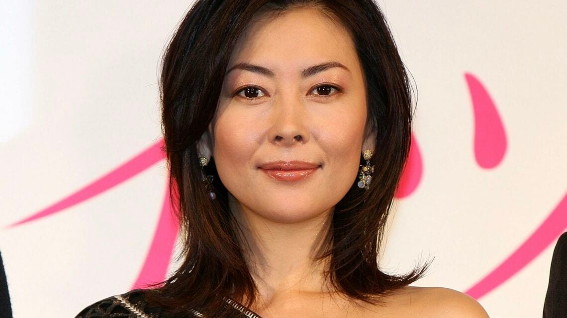 舞台挨拶に立つ中山美穂さん