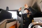 非常に狭い運転台の中、身体を伸ばしてシャッターを押す