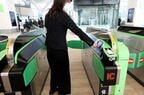 ICカードタッチ部が斜めになった自動改札機