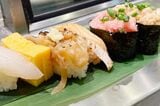 お刺身から炙り寿司、軍艦巻きと、バラエティ豊かなお寿司が並びます（筆者撮影）