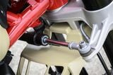 ステアリングダンパーが高速走行時や急な振られでもスタビリティを確保。シンプルな機械式だが信頼性が高く、オフロードでも自然なフィーリングだ（写真：BMW MOTORRAD）